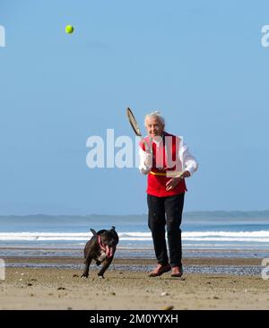 90 Jahre alt, aber immer noch aktiv ist Joan. Sie lebt allein und unabhängig und genießt das Leben im Freien am Meer Australiens. Stockfoto