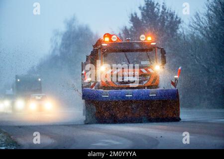 Riedlingen, Deutschland. 09.. Dezember 2022. Ein Schneeräumfahrzeug des Winterservice befindet sich auf der B311 im Schneefall. Kredit: Thomas Warnack/dpa/Alamy Live News Stockfoto