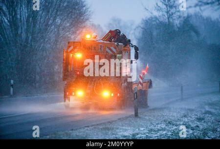 Riedlingen, Deutschland. 09.. Dezember 2022. Ein Schneeräumfahrzeug des Winterservice befindet sich auf der B311 im Schneefall. Kredit: Thomas Warnack/dpa/Alamy Live News Stockfoto