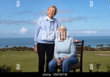 90 Jahre alt, aber immer noch aktiv ist Joan. Sie lebt allein und unabhängig und genießt das Leben im Freien am Meer Australiens. Stockfoto