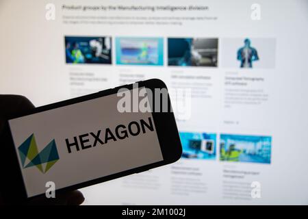 Rheinbach, Deutschland, 8. Dezember 2022, das Markenlogo des schwedischen Unternehmens „Hexagon“ auf dem Display eines Smartphones vor der Website Stockfoto