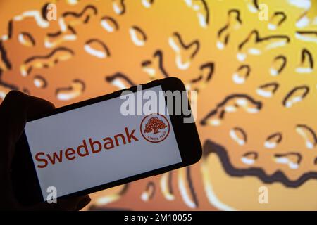 Rheinbach, Deutschland 8. Dezember 2022, das Markenlogo der schwedischen Bank „Swedbank“ auf dem Display eines Smartphones (Fokus auf dem Markenlogo) Stockfoto