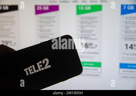 Rheinbach, Deutschland, 8. Dezember 2022, das Markenlogo des schwedischen Telekommunikationsunternehmens „Tele 2“ auf dem Display eines Smartphones Stockfoto