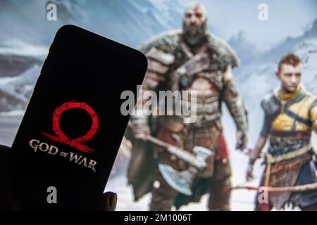 Rheinbach, Deutschland, 8. Dezember 2022, das Logo der Spielserie „God of war“ auf dem Display eines Smartphones (Fokus auf dem Markenlogo) Stockfoto