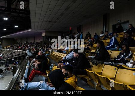 Lubbock, TX, USA. 8.. Dezember 2022. Am 4. Tag des Turniers im Lubbock Memorial Civic Center erleben Zuschauer die US Boxing National Championships. (Kreditbild: © Adam DelGiudice/ZUMA Press Wire) Stockfoto