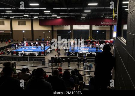 Lubbock, TX, USA. 8.. Dezember 2022. Am 4. Tag des Turniers im Lubbock Memorial Civic Center erleben Zuschauer die US Boxing National Championships. (Kreditbild: © Adam DelGiudice/ZUMA Press Wire) Stockfoto