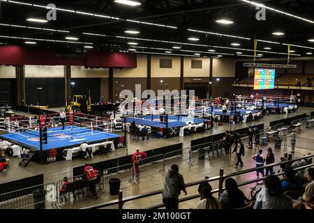 Lubbock, TX, USA. 8.. Dezember 2022. Panoramablick auf den Veranstaltungsort der US Boxing National Championships im Lubbock Memorial Civic Center am 4. Tag des Turniers. (Kreditbild: © Adam DelGiudice/ZUMA Press Wire) Stockfoto