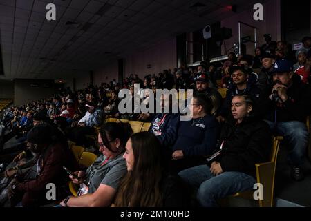 Lubbock, TX, USA. 8.. Dezember 2022. Am 4. Tag des Turniers im Lubbock Memorial Civic Center erleben Zuschauer die US Boxing National Championships. (Kreditbild: © Adam DelGiudice/ZUMA Press Wire) Stockfoto