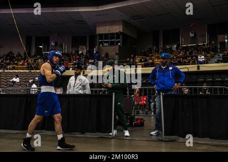 Lubbock, TX, USA. 8.. Dezember 2022. Isias Estevan Navarro aus Los Angeles, Kalifornien, bereitet sich darauf vor, für seinen Kampf in den Ring einzutreten. (Kreditbild: © Adam DelGiudice/ZUMA Press Wire) Stockfoto