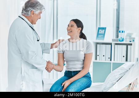 Sie sind der beste in der Stadt. Ein Seniorarzt schüttelt einem Patienten beim Gruß die Hand. Stockfoto