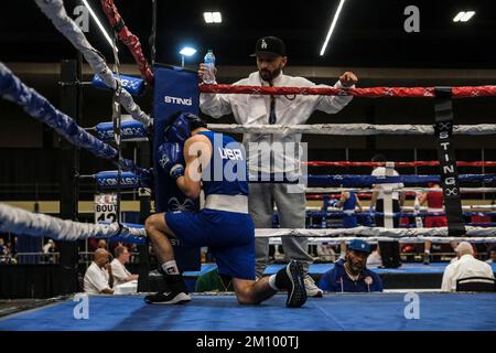 Lubbock, TX, USA. 8.. Dezember 2022. Isias Estevan Navarro aus Los Angeles, Kalifornien, betet im Ring kurz vor seinem Kampf. (Kreditbild: © Adam DelGiudice/ZUMA Press Wire) Stockfoto