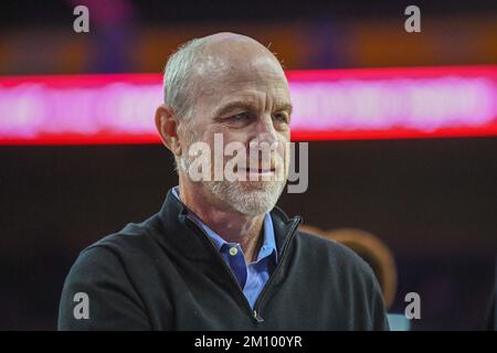 Ben Howland, ehemaliger UCLA Bruins Head Coach, wird als Honorary Captain während eines NCAA Basketballspiels zwischen den UCLA Bruins und den Oregon Ducks am Sonntag, den 4. Dezember 2022, in Los Angeles geehrt. Die UCLA Bruins besiegte die Oregon Ducks 65–56. (Dylan Stewart/Bild des Sports) Stockfoto