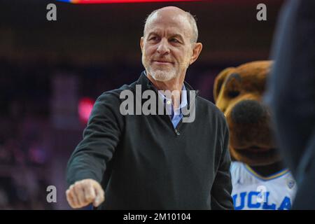 Ben Howland, ehemaliger UCLA Bruins Head Coach, wird als Honorary Captain während eines NCAA Basketballspiels zwischen den UCLA Bruins und den Oregon Ducks am Sonntag, den 4. Dezember 2022, in Los Angeles geehrt. Die UCLA Bruins besiegte die Oregon Ducks 65–56. (Dylan Stewart/Bild des Sports) Stockfoto