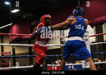 Lubbock, TX, USA. 8.. Dezember 2022. Action zwischen Tyshawn Denson (rot) von Akron, OH und Francisco Rodriguez in einem Elite Male 132lb-Kampf. Denson gewann den Wettbewerb durch Entscheidung. (Kreditbild: © Adam DelGiudice/ZUMA Press Wire) Stockfoto