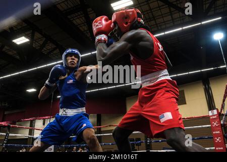 Lubbock, TX, USA. 8.. Dezember 2022. Action zwischen Tyshawn Denson (rot) von Akron, OH und Francisco Rodriguez in einem Elite Male 132lb-Kampf. Denson gewann den Wettbewerb durch Entscheidung. (Kreditbild: © Adam DelGiudice/ZUMA Press Wire) Stockfoto