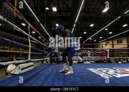 Lubbock, TX, USA. 8.. Dezember 2022. Alex Holley aus Dallas, TX, grüßt die Richter, als er den Ring für seinen Kampf betritt. (Kreditbild: © Adam DelGiudice/ZUMA Press Wire) Stockfoto