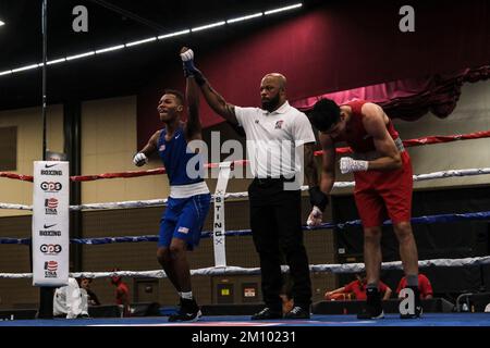 Lubbock, TX, USA. 8.. Dezember 2022. Amir Anderson (blau) aus Syracuse, NY, wird zum Gewinner seines Kampfes mit Joel Iriarte aus Bakersfield, CA, in einem Elite Male 156lb-Kampf erklärt. (Kreditbild: © Adam DelGiudice/ZUMA Press Wire) Stockfoto