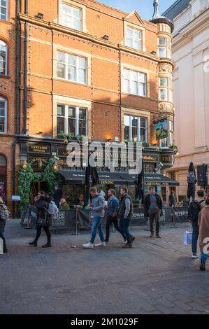 Covent Garden. Leute-Einkaufspass am Nags Head Pub auf der James Street. London, England, Großbritannien Stockfoto