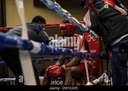 Lubbock, TX, USA. 8.. Dezember 2022. Onaje Bullen aus Norfok, VA, erhält zwischen den Runden Coaching in seinem Elite Male 165lb-Turnier. (Kreditbild: © Adam DelGiudice/ZUMA Press Wire) Stockfoto