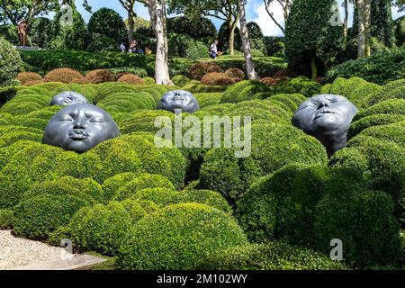 ETRETAT, FRANKREICH - 1. SEPTEMBER 2019: Dies ist ein Fragment der Installation Raindrops aus der Sammlung moderner Kunst im Garten der Emotionen von t Stockfoto