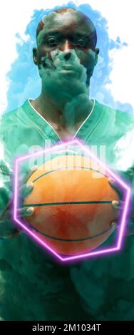 Porträt eines kahlköpfigen afroamerikanischen Basketballspielers mit Ball durch beleuchtetes Sechseck inmitten von Rauch. Composite, ernst, Sport, Wettkampf, Illustratio Stockfoto