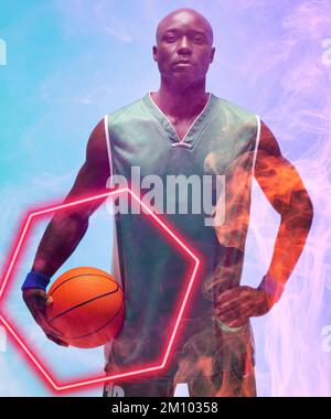 Porträt eines kahlköpfigen afroamerikanischen Basketballspielers mit Ball, der am beleuchteten Sechseck steht. Composite, ernst, Sport, Wettkampf, Illustration, G Stockfoto