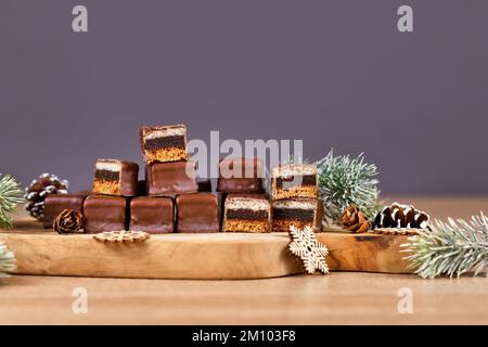 Traditionelle deutsche Süßwaren, genannt 'Dominosteine'. Weihnachtsbonbons bestehend aus Lebkuchen, Gelee und Marzipan-Schichten, die mit Schokoladenvereisung überzogen sind Stockfoto