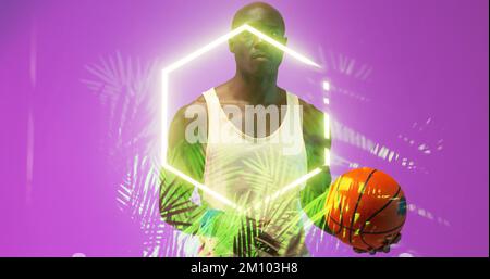 Porträt eines kahlen afroamerikanischen Basketballspielers, der mit glühendem Sechseck und Pflanzen Ball hält. Composite, Violett, Serious, Kopierraum, Sport, Ref Stockfoto