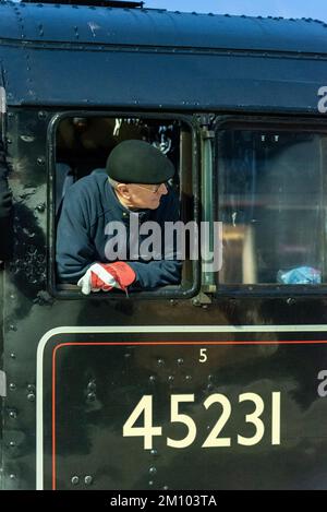 Leigh on Sea, Essex, Großbritannien. 9.. Dezember 2022. Ein weihnachtlicher Dampfeisenzug fährt von Southend auf See in Essex nach Chichester in Sussex, um seinen Passagieren die Möglichkeit zu geben, die Yuletide-Märkte und einen besonderen Weihnachtsservice zu besuchen. Der Zug wird von Steam Dreams betrieben und von Stanier Klasse 5 Nummer 45231 mit dem Namen „Sherwood Forester“ transportiert. Die 1936 gebaute Lokomotive ist hier am Bahnhof Leigh on Sea bei Sonnenaufgang zu sehen und nimmt Passagiere und Wasser auf. 45231 mit British Rail serviert bis zu den letzten Tagen des BR-Dampfes im Jahr 1968, dann in Konservierung. Fahrer im Fahrerhaus Stockfoto