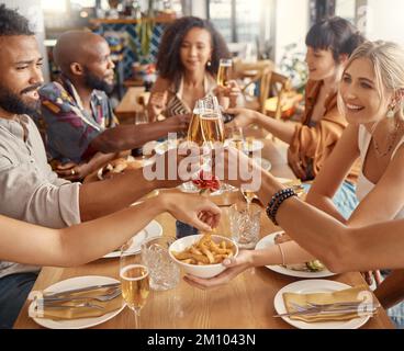 Jede Party verlangt nach etwas Champagner. Eine Gruppe von Freunden, die im Restaurant anstoßen. Stockfoto