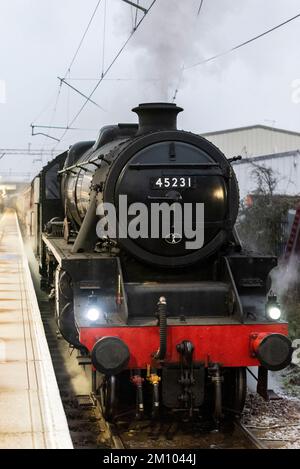 Leigh on Sea, Essex, Großbritannien. 9.. Dezember 2022. Ein weihnachtlicher Dampfeisenzug fährt von Southend auf See in Essex nach Chichester in Sussex, um seinen Passagieren die Möglichkeit zu geben, die Yuletide-Märkte und einen besonderen Weihnachtsservice zu besuchen. Der Zug wird von Steam Dreams betrieben und von Stanier Klasse 5 Nummer 45231 mit dem Namen „Sherwood Forester“ transportiert. Die 1936 gebaute Lokomotive ist hier am Bahnhof Leigh on Sea bei Sonnenaufgang zu sehen und nimmt Passagiere und Wasser auf. 45231 mit British Rail serviert bis zu den letzten Tagen des BR-Dampfes im Jahr 1968, dann in Konservierung. Vor dem Loco Stockfoto