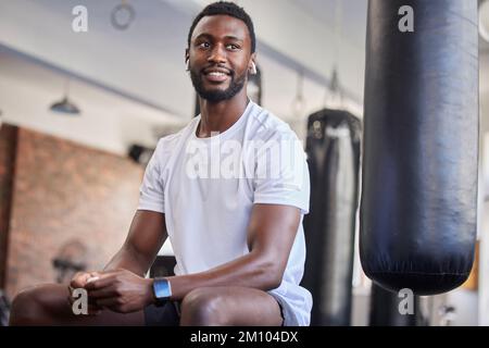 Schwarzer Mann, Fitness- und Wellness-Training-Gym-Pause eines Sportlers, bereit für Sport. Training, Sport und Entspannung, Mann nach Boxen und stark Stockfoto