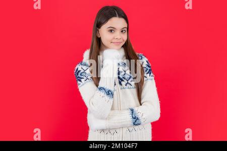 Teenager lächeln in warmen gestrickten Winterhandschuhen und Pullover im Studio. Ein junges Wintermädchen Stockfoto