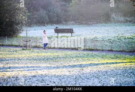 Brighton UK 9. . Dezember 2022 - Wanderer genießen einen frostigen Morgen durch den Queens Park in Brighton , da die Temperaturen in Teilen Großbritanniens deutlich unter Null fallen . : Credit Simon Dack / Alamy Live News Stockfoto