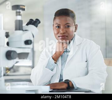 Ich habe heute einen vollen Terminplan für Entdeckungen. Porträt einer jungen Frau, die in einem Labor arbeitet. Stockfoto