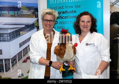 Zwei freundliche Damen am Stand der University of Edinburgh, die das Easter Bush Science Outreach Centre während eines sehr geschäftigen Schultags auf der New Scientist Live 2022 repräsentieren Stockfoto