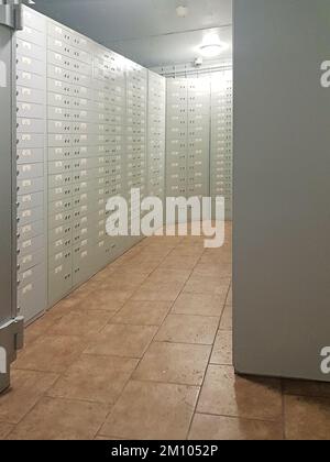 Lagerung mit privaten Einlagen in grauen Zellen in der Bank Stockfoto