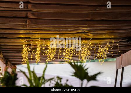 Mehrfache Serienbeleuchtung, abstrakte Bokeh-Kulisse, Line-Patter, Diwali-Lichter in Reihe. Auch als serielle LEDs bezeichnet. Stockfoto