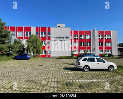 Prag, Tschechische Republik - Juli 31 2022: Bau des historischen Instituts der tschechischen Akademie der Wissenschaften in Prag Prosek. Stockfoto