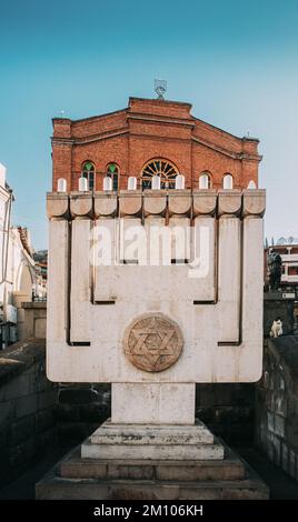 Große Chanukka Menorah Am Eingang Zur Großen Synagoge Von Tiflis Große Synagoge In Tiflis, Auch Sephardisch, Oder Synagoge Der Juden Aus Akhaltsikhe - Stockfoto