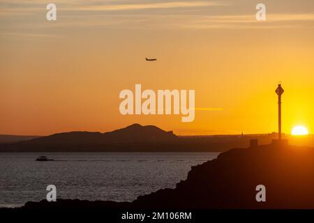 Dalgety Bay, Fife, Schottland. 09. Dezember 2022 Ein kalter Tag in Schottland, erwärmt von einem wunderschönen Sonnenuntergang über Edinburghs Arthur's Seat and Downing Point in Dalgety Bay. © Richard Newton/Alamy Live News Stockfoto