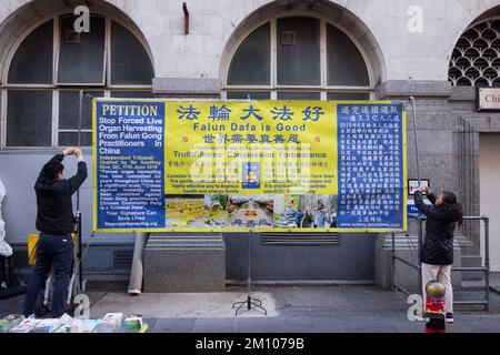 Falun Dafa Protestbanner in Chinatown, um die erzwungene Organentnahme in China zu stoppen Stockfoto