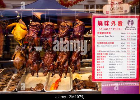 Erstklassige chinesische geröstete Ente in einem Restaurantfenster in China Town, Soho, London, England, Großbritannien. Stockfoto