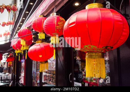 Leuchtend rote chinesische Laternen vor einem Restaurant in Chinatown, in Soho im Londoner West End, England, Großbritannien. Stockfoto