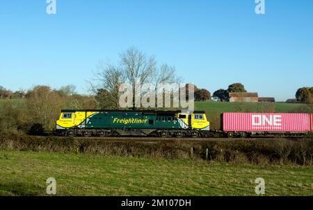 Freightliner Klasse 70 Diesellokomotive Nr. 70020, die einen Intermodalzug zieht, Warwickshire, Vereinigtes Königreich Stockfoto