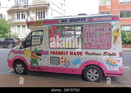 Pink , Mr. Whippy Ice Cream Van, 99 Flocken , kalte Getränke, italienischer Stil frisch zubereitet in Regents Park, North London, England, UK, NW1 Stockfoto