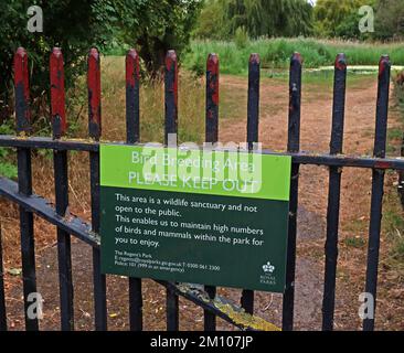 Eingezäunter Bereich, Royal Parks Bird Breeding Area, Regents Park, London, England, Großbritannien, NW1 – grünes Schild Stockfoto