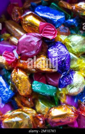 Nahaufnahme von Nestlé Quality Street Sweets, Pralinen und farbigen Folienverpackungen, die knapp sind Stockfoto