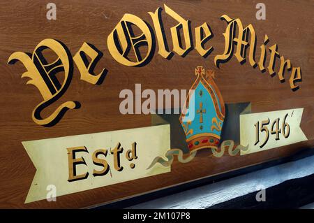 Ye Olde Mitre Pub Schild, gegründet 1546, 1 Ely CT, Ely PL, Hatton Garden, London, England, Großbritannien, EC1N 6SJ Stockfoto