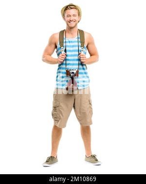 Ich bin touristisch bereit. Aufnahme in voller Länge eines gutaussehenden jungen Touristen, der allein im Studio steht, während er seine Kamera und seinen Rucksack trägt. Stockfoto